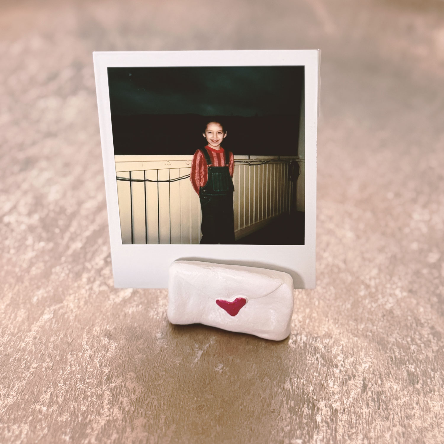 Handgefertigter Fotohalter aus Ton in Form eines Liebesbriefs für Fotos, Postkarten, kleine Prints und liebevolle Botschaften – dekorativer Fotoständer für Schreibtisch, Wohnzimmer oder als Geschenk.