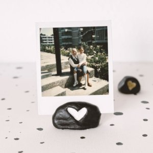 Polaroid Halter • Kartenständer • schwarzer Stein mit Herz