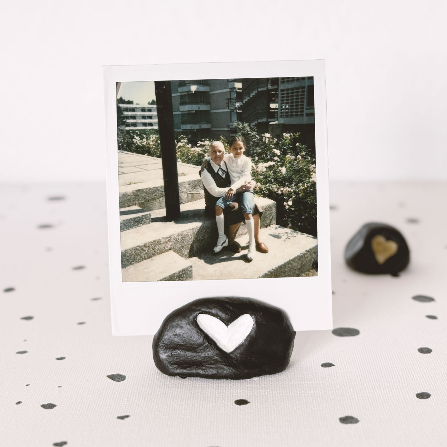 Polaroid Halter • Kartenständer • schwarzer Stein mit Herz
